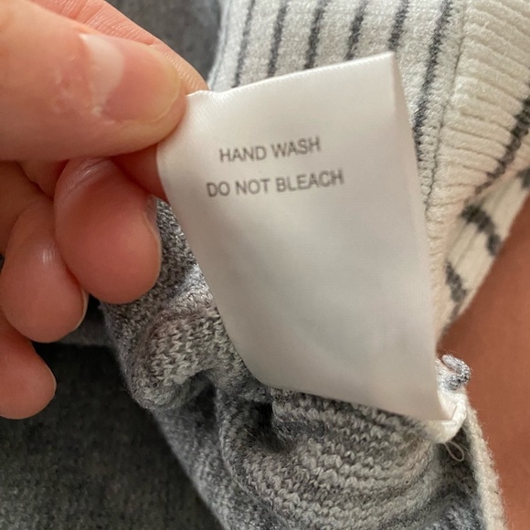 Chicwish Women’s Poncho One Size Mock Turtle Neck Side Slit Gray Knit Sweater - Picture 5 of 7